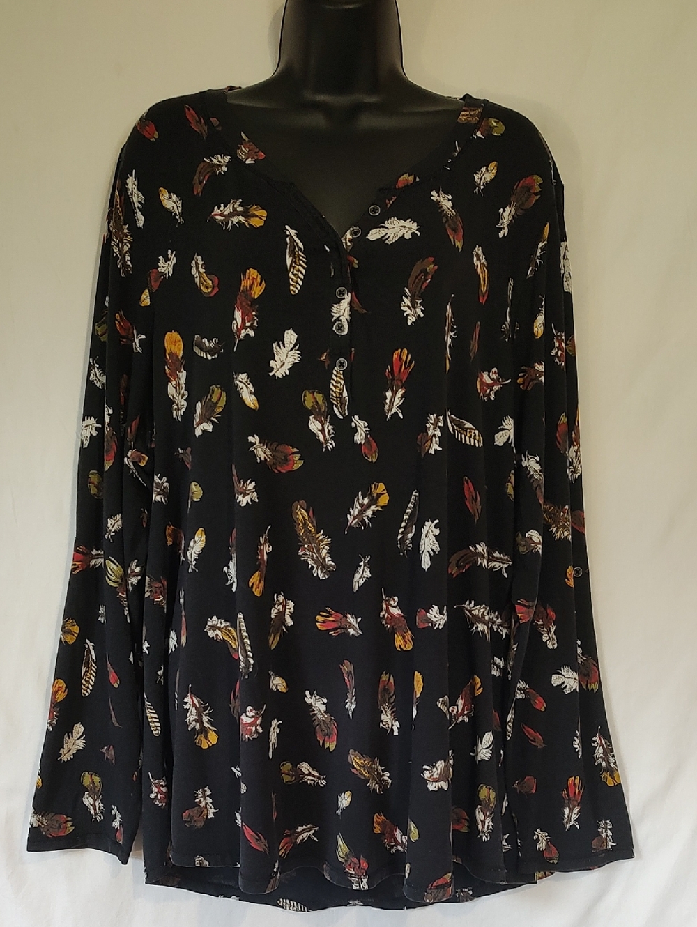 Relativity Black Long-Sleeve Feather-Print Top